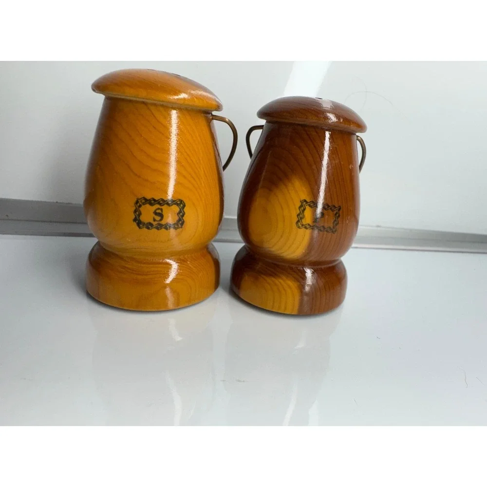 Vintage Wooden Salt Pepper Shakers Virginia Maple‎ Leaf Design Souvenir Kitchen
